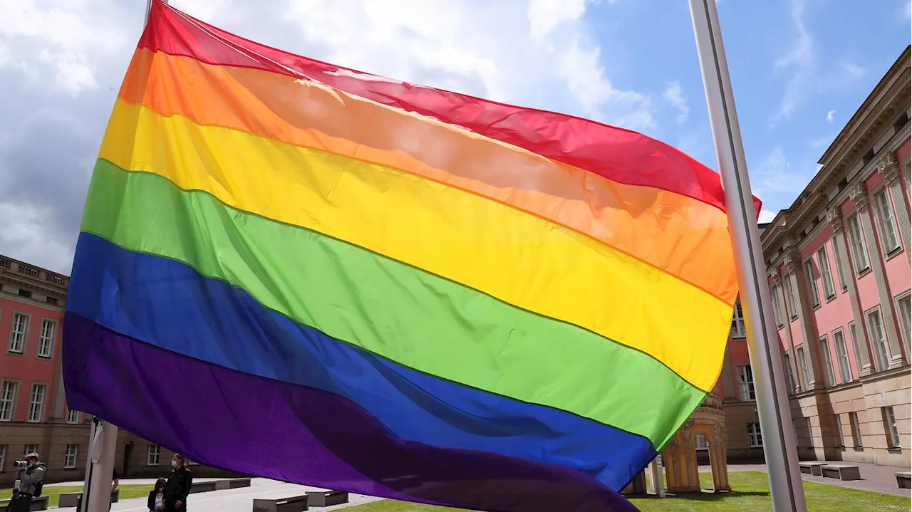 „Zeichen gegen Menschlichkeit“: Stadtvertreter in Neubrandenburg beschließt Verbot der Regenbogenflagge