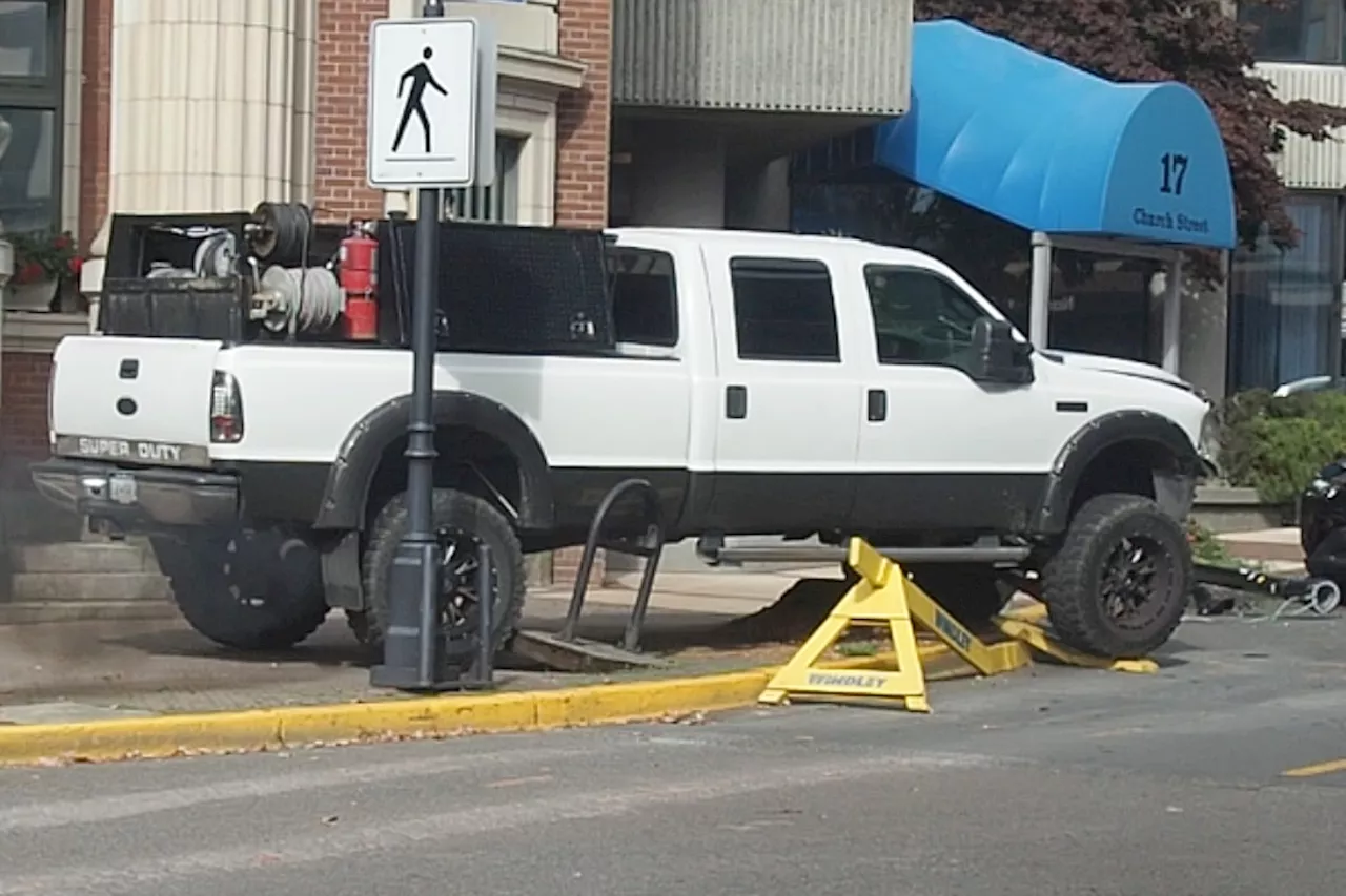 VIDEO: Truck crashes along sidewalk in downtown Nanaimo then flees scene