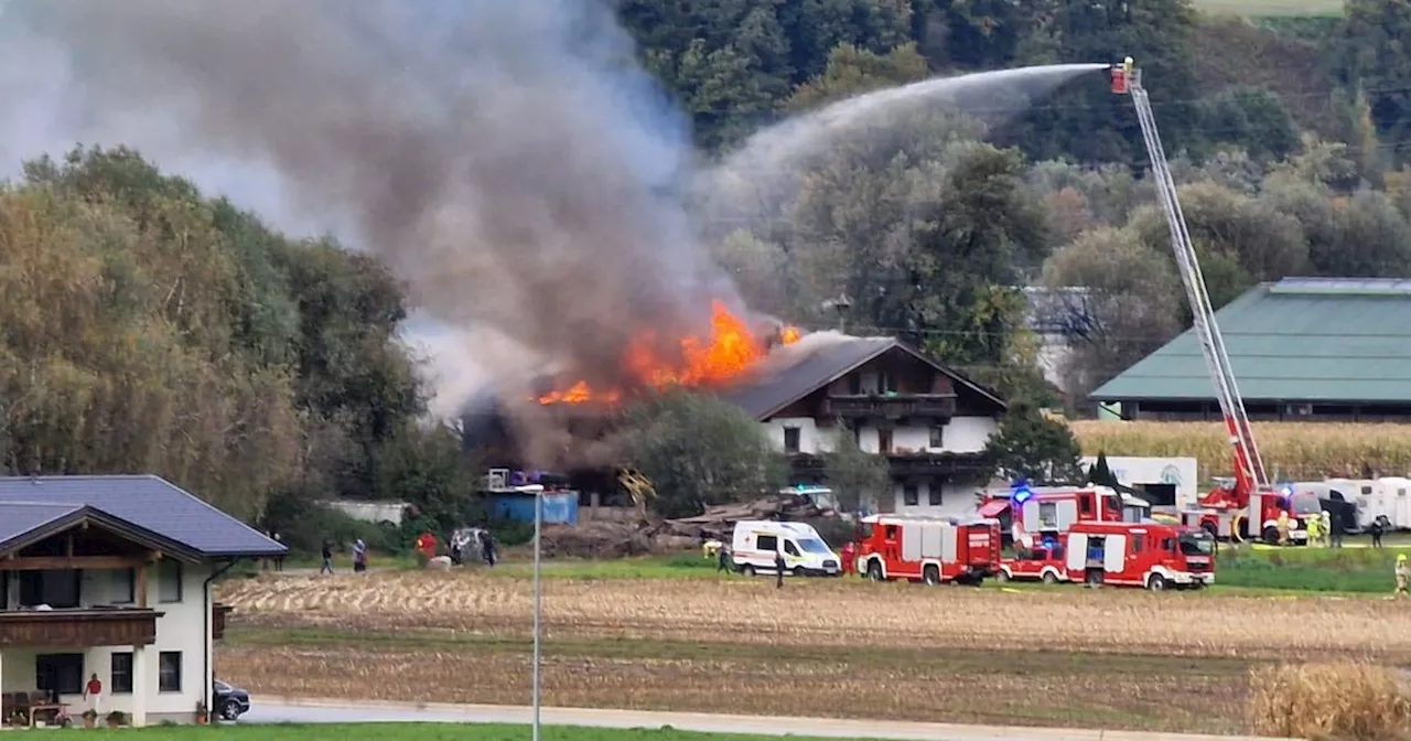 Feuerwehr-Großeinsatz bei Brand von Pferdestall in Wattens, ein Pony verendet