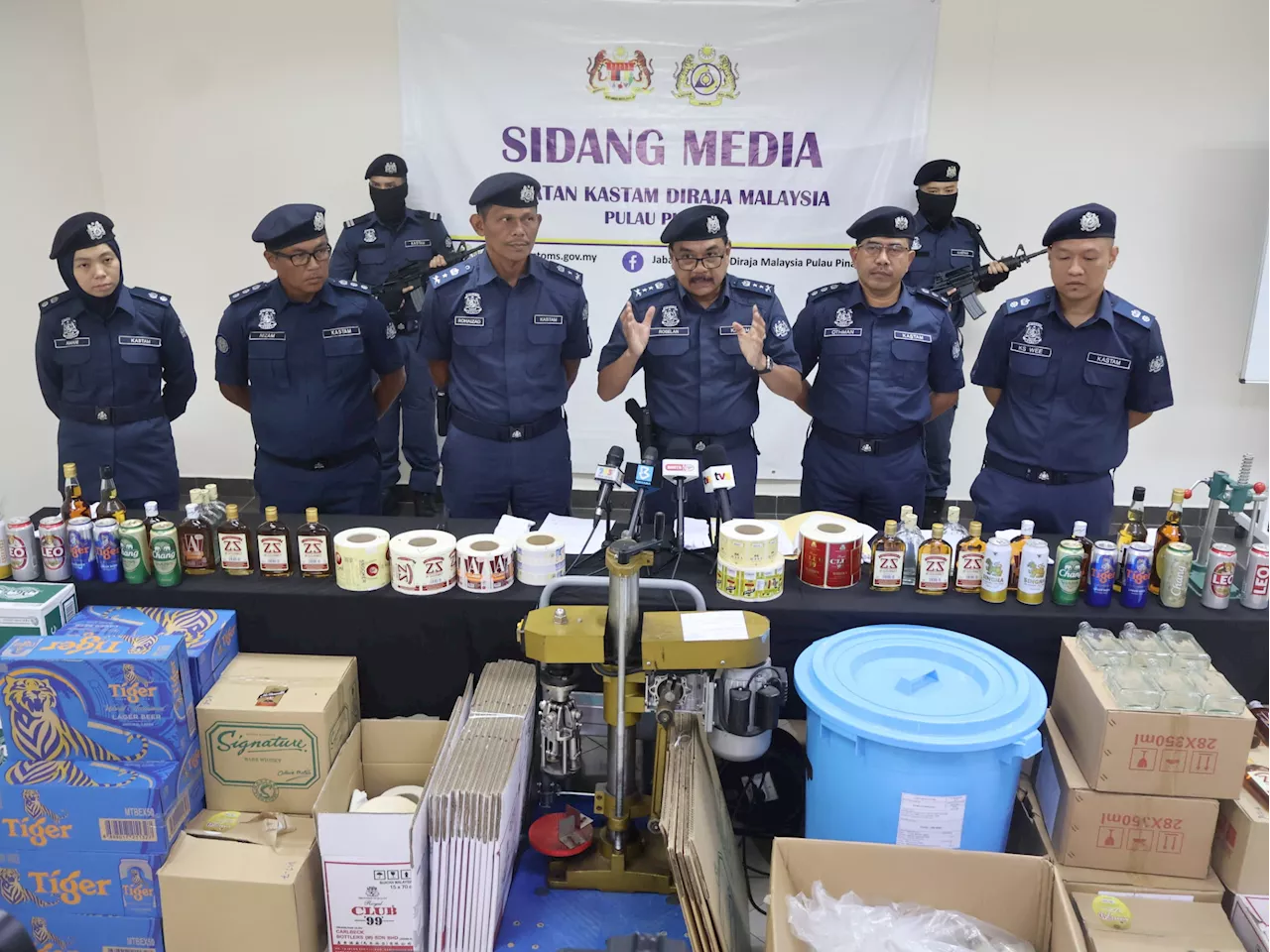 Kastam bongkar sindiket seludup, proses dan bekal arak tiruan di Pulau Pinang