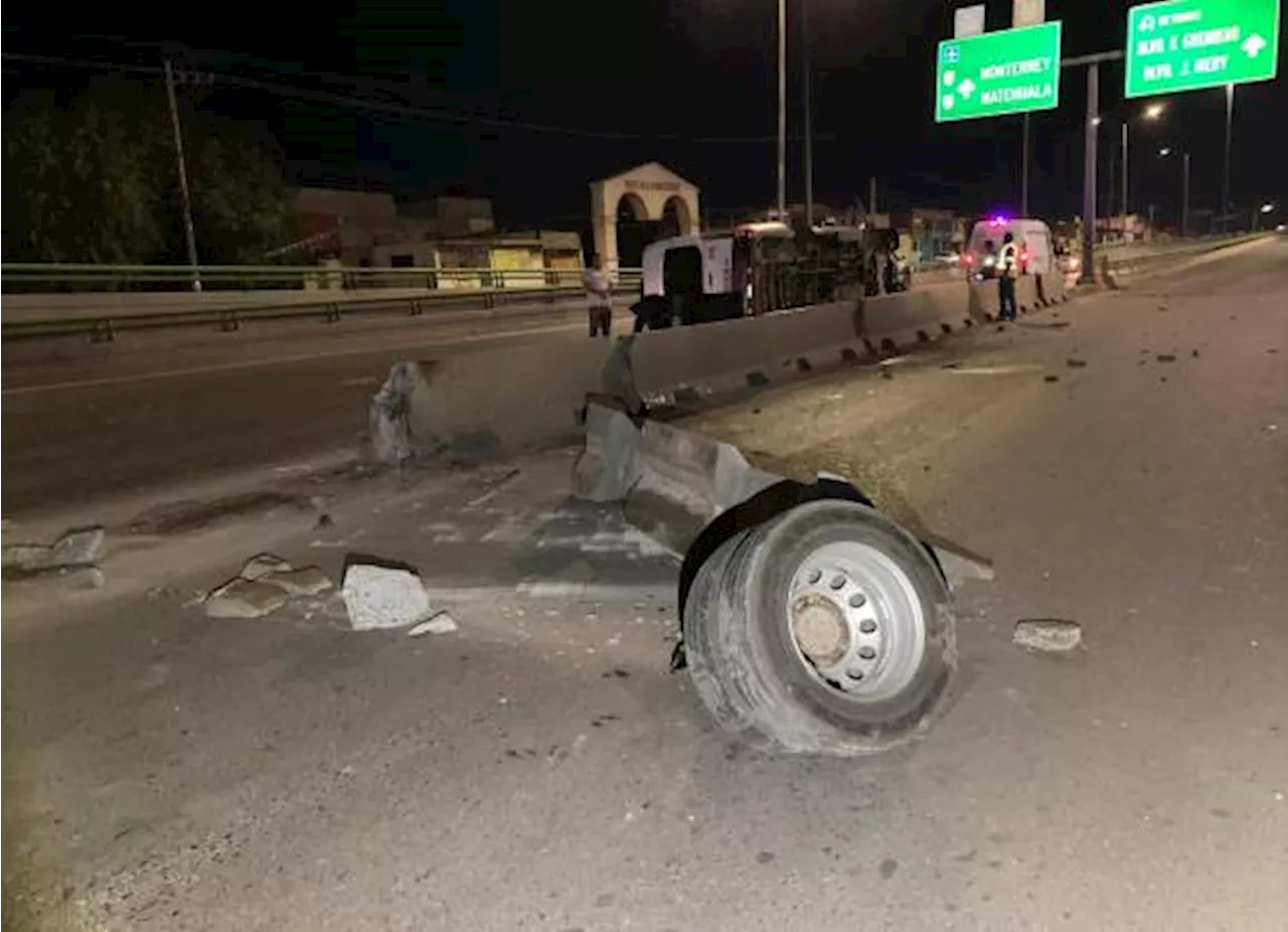 aparatoso accidente vehicular en Saltillo deja daños materiales y una persona lesionada