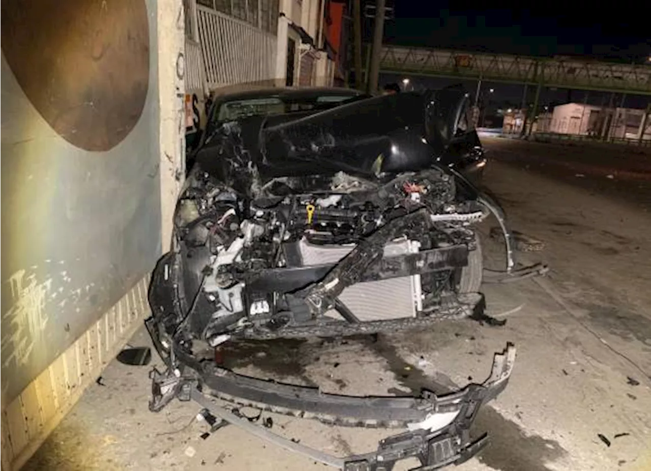 Saltillo: conductora ebria choca contra dos vehículos y destroza su auto al estrellarse en un negocio