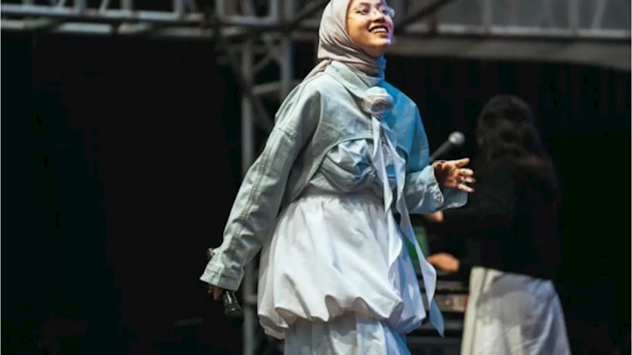 Outfit Berlayer Ala Feby Putri: Gaya Fashionable yang Nyaman untuk Hijabers