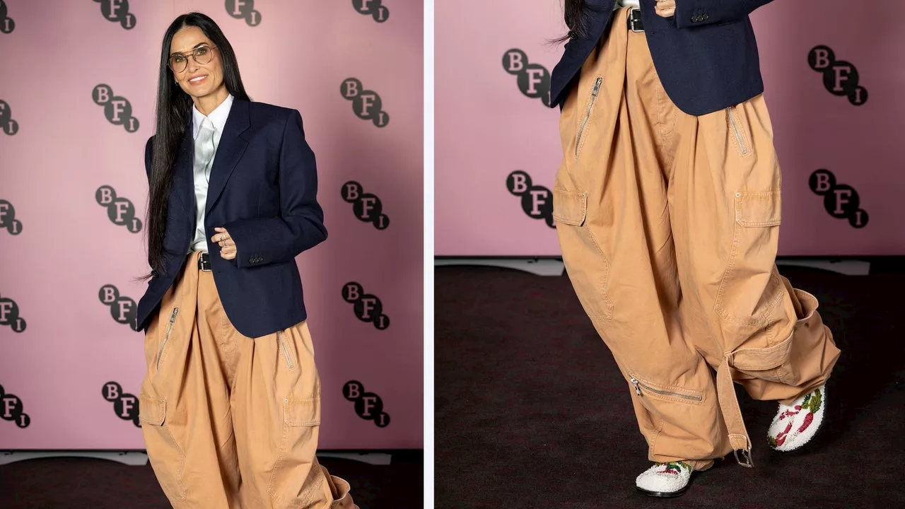 Demi Moore combina una blusa blanca elegante y pantalones baggy a los 50+