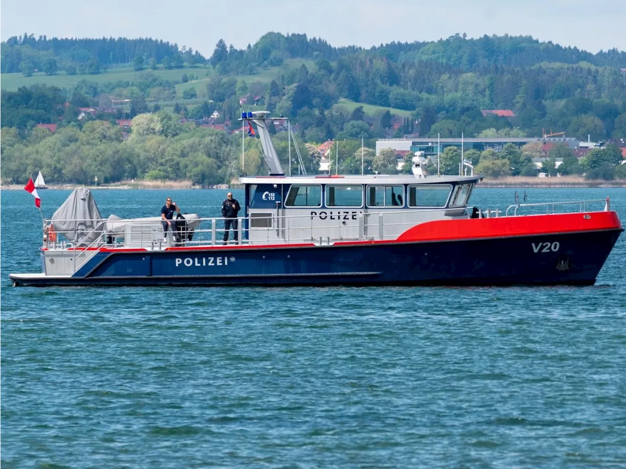 Segelboot in Seenot: Wasserpolizei und Feuerwehr retten Vater und Tochter