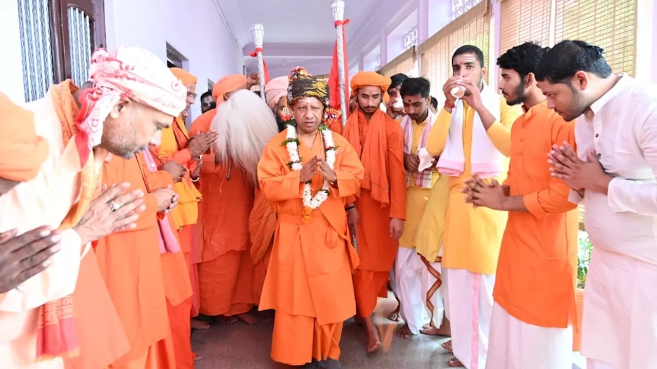 CM योगी ने गोरखनाथ मंदिर में की विशिष्ट पूजा, विशेष परिधान में गोरक्षपीठाधीश्वर की भूमिका में आए नजर