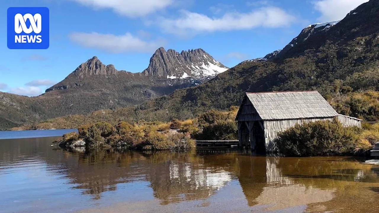 Interstate tourist attempted to climb Tasmania's Cradle Mountain without shoes, police say