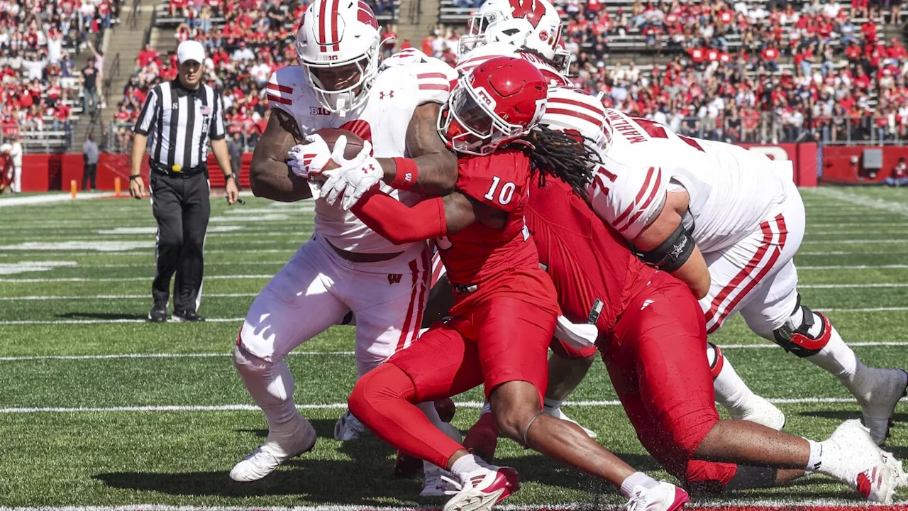 Walker runs for 198 yards and 3 touchdowns as Wisconsin embarrasses Rutgers 42-7