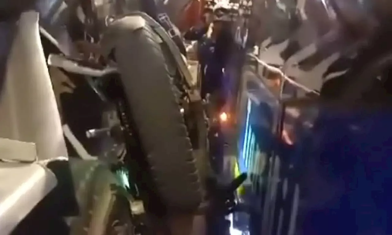 Escalofriante accidente en Bogotá: moto quedó en medio de SITP y una tractomula