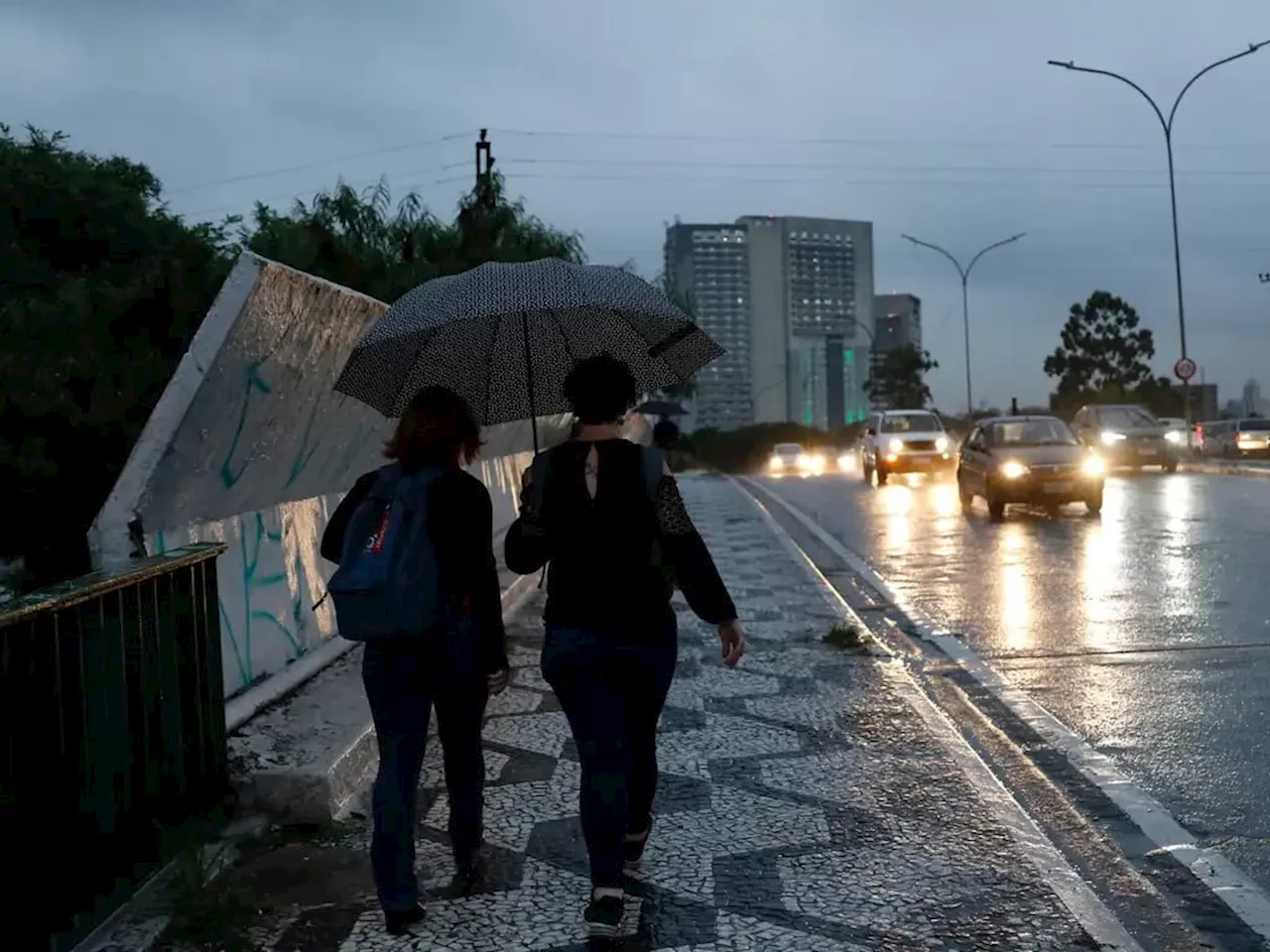 Chuva deixa cidade de São Paulo em estado de atenção para alagamentos