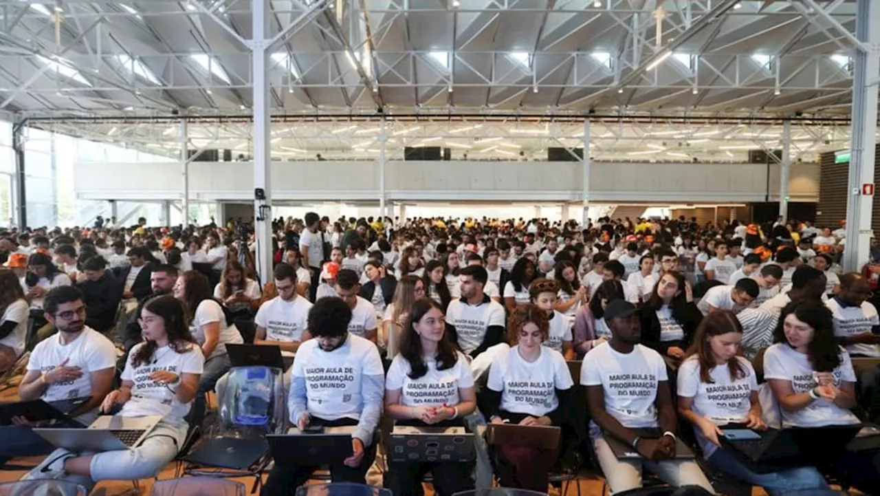 Students attempt to break Guinness World Record for largest computer programming lesson