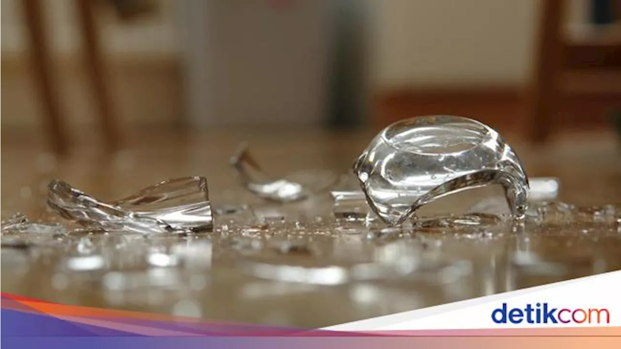 5 Langkah Membersihkan Pecahan Kaca Agar Tidak Terluka