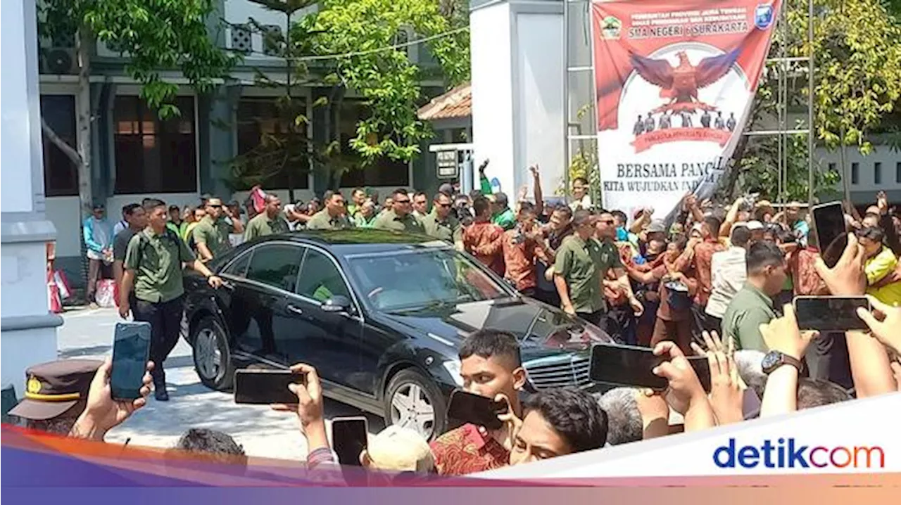 Jokowi Reuni dengan Teman Seangkatan di SMAN 6 Solo