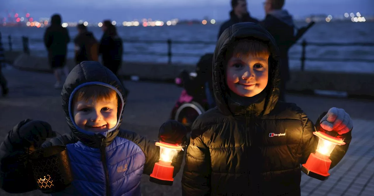 10 beautiful pictures as riverfront lit up by lanterns