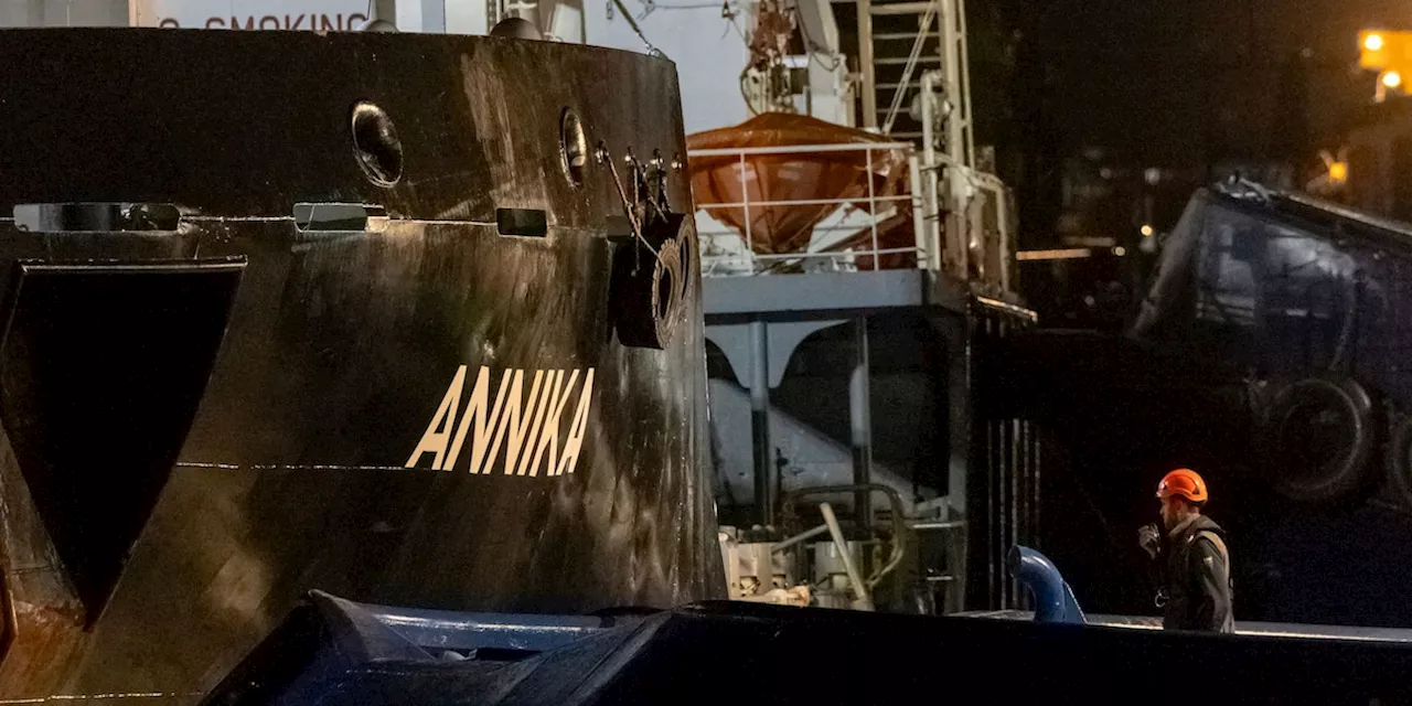 Auf der Ostsee in Brand geratenes Schiff in Rostock gelöscht