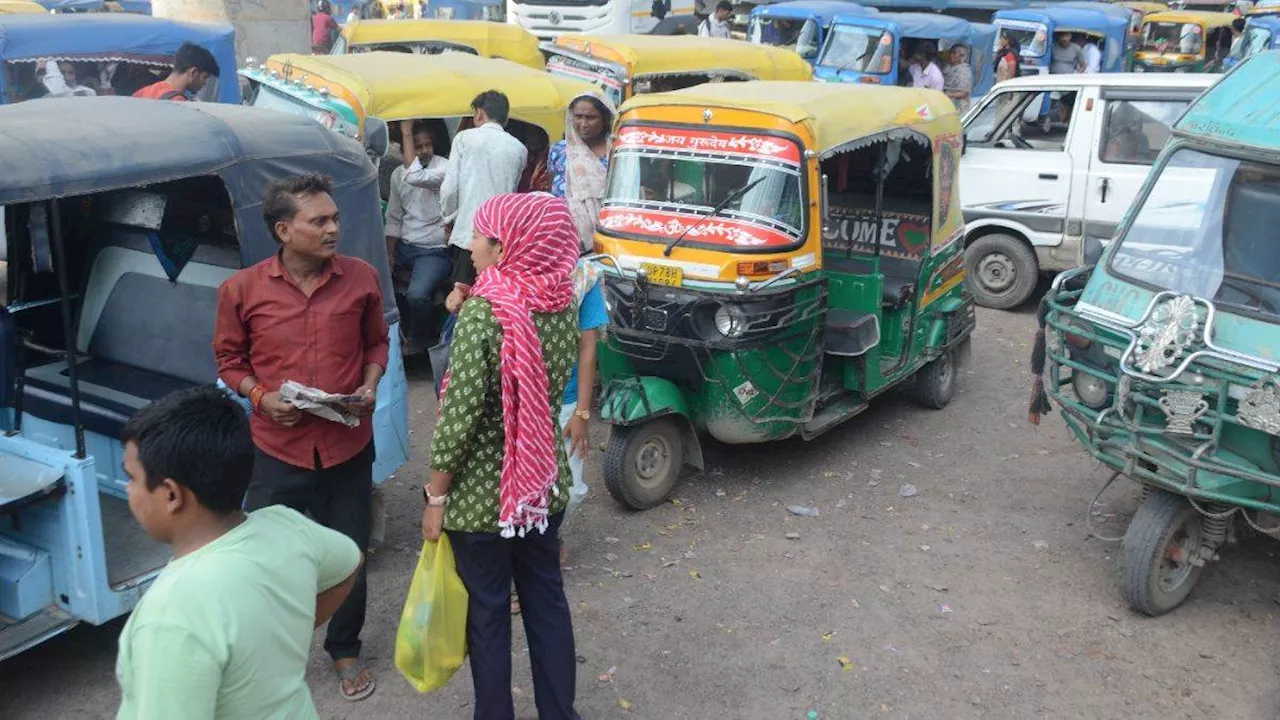 कानपुर में ट्रैफिक व्यवस्था का हाल- मोबाइल फोन में व्यस्त पुलिस, ऑटो-टेंपो और ई-रिक्शा की अराजकता से लोग परेशान