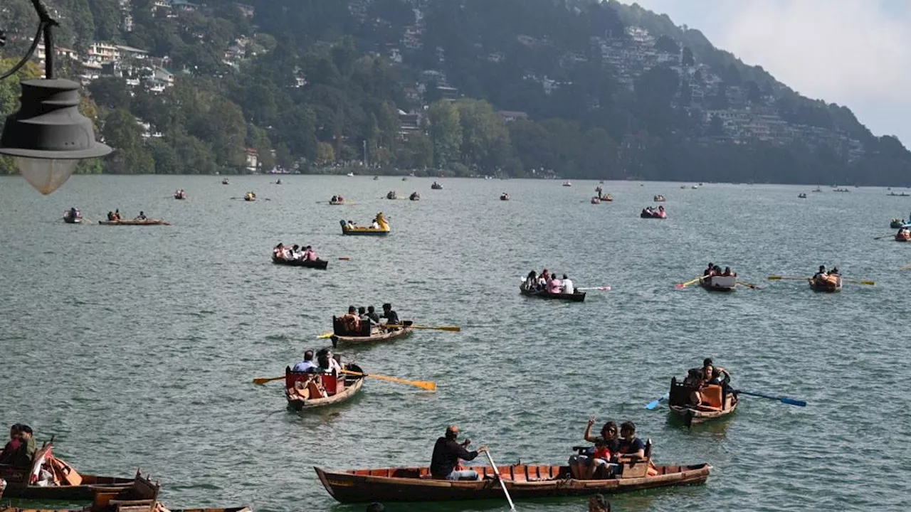 नवरात्र वीकेंड पर पर्यटकों से पैक हुआ Nainital, झील में बोटिंग के लिए लगी भीड़