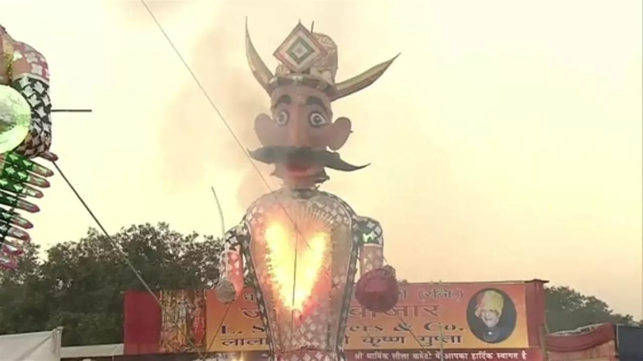 Ravan Dahan in Delhi 2024: दशहरा पर राष्ट्रपति मुर्मु और PM मोदी ने किया रावण दहन, धू-धूकर जला दशानन