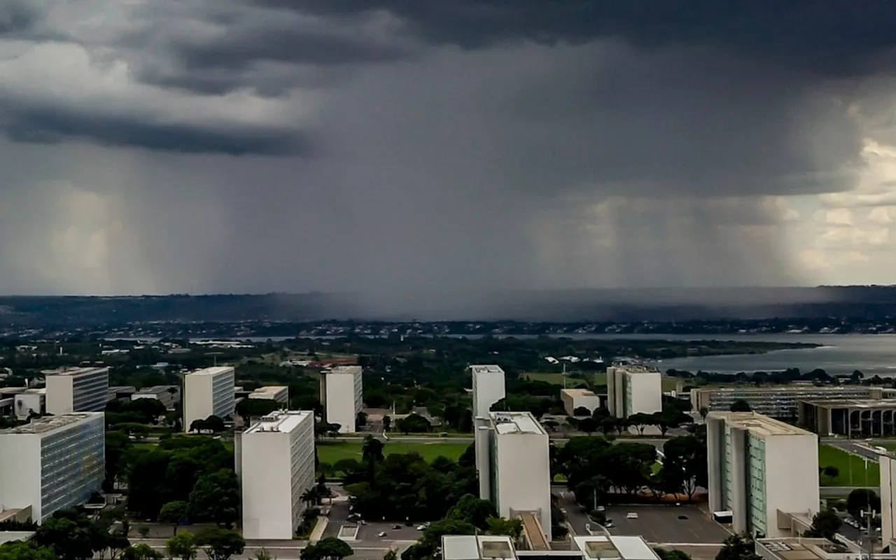 Temporal em Brasília faz chuva invadir plenário da Câmara dos Deputados