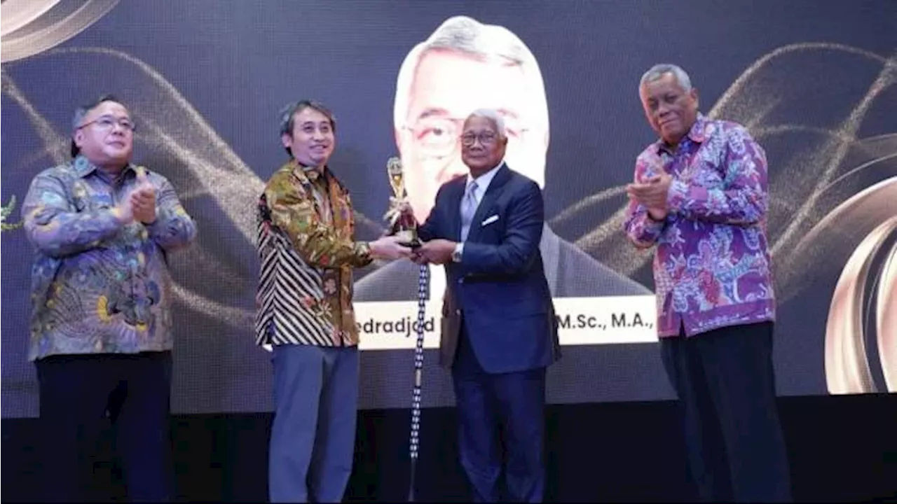 FEB UI Anugerahkan Penghargaan Wirakarya Adhitama kepada Soedradjad Djiwandono