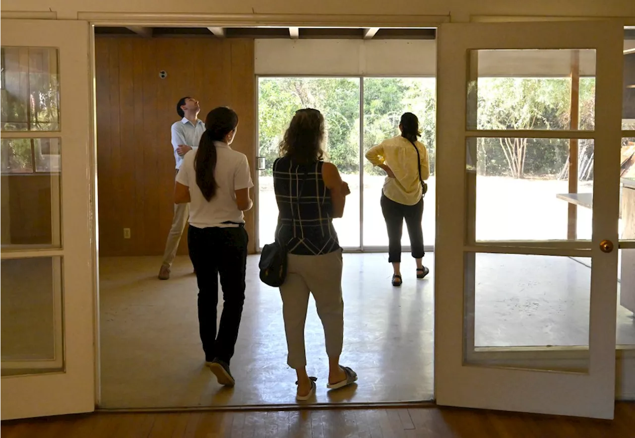 Hundreds head to South Pasadena for a glimpse of ‘710 homes,’ which just hit the market