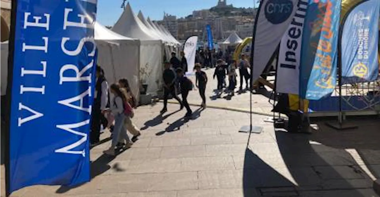 Un océan de savoir déferle sur le Vieux-Port de Marseille