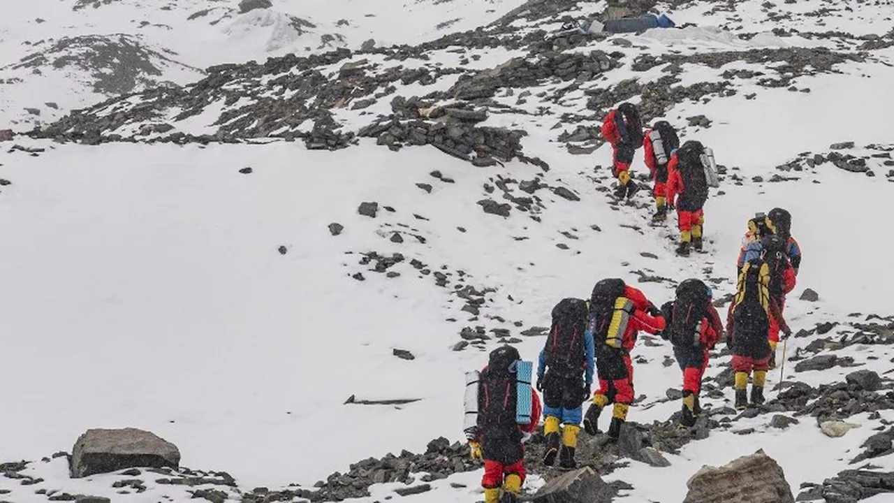 Penemuan Sepatu dan Kaus Kaki di Puncak Gunung Everest Beri Petunjuk Misteri Hilangnya Pendaki 100 Tahun Lalu