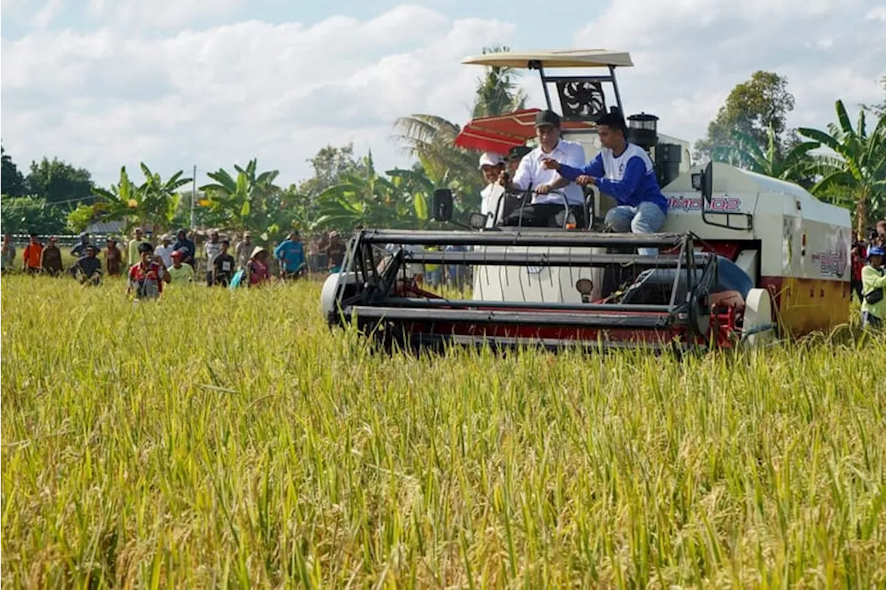 Mentan Amran Sulaiman Hibahkan Alsintan untuk Petani Muda