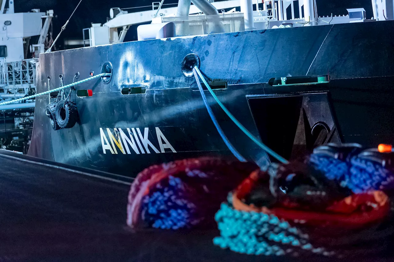 Auf der Ostsee in Brand geratenes Schiff in Rostock gelöscht