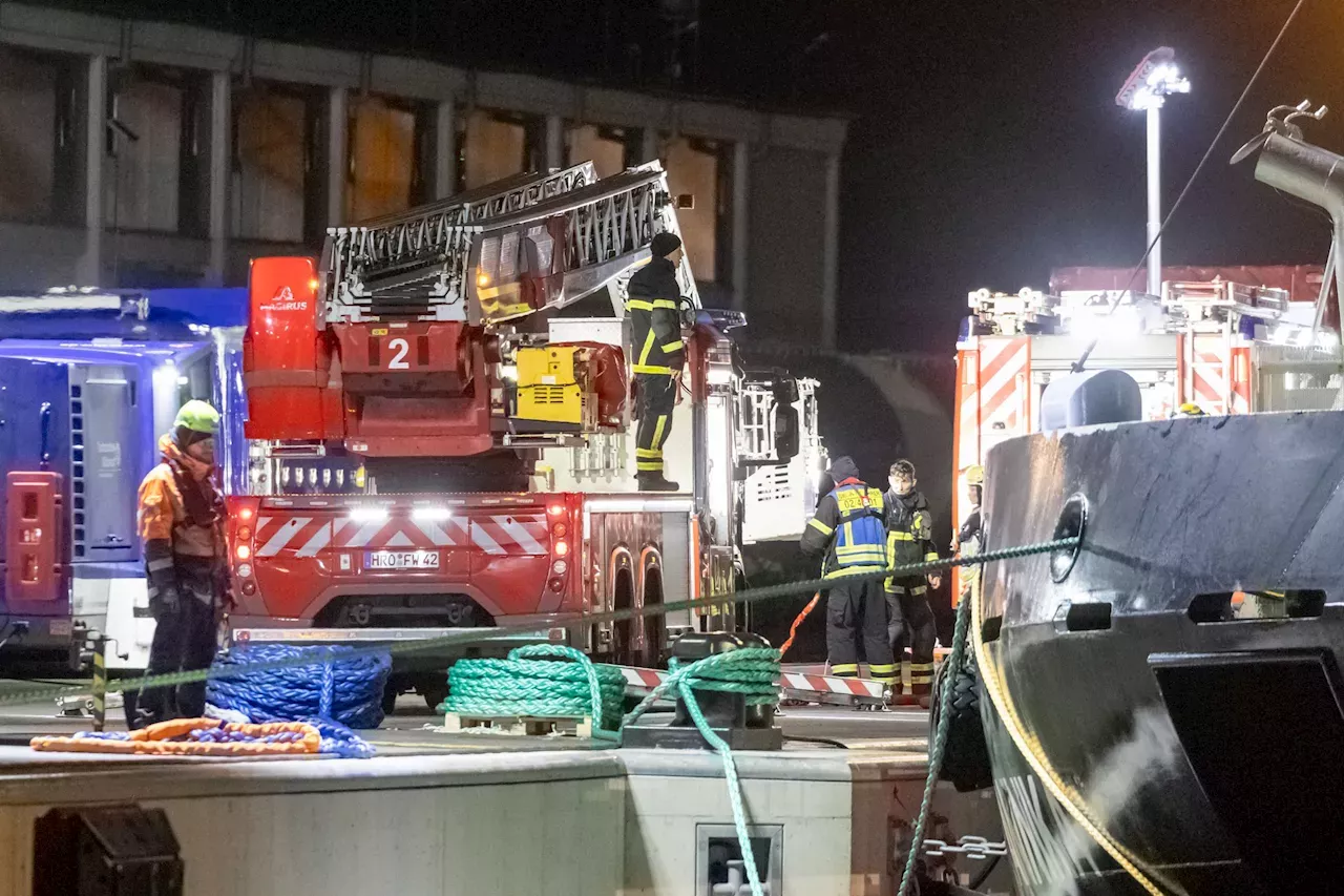 Brennendes Tankschiff „Annika“ Sicher In Rostocker Hafen Gebracht ...