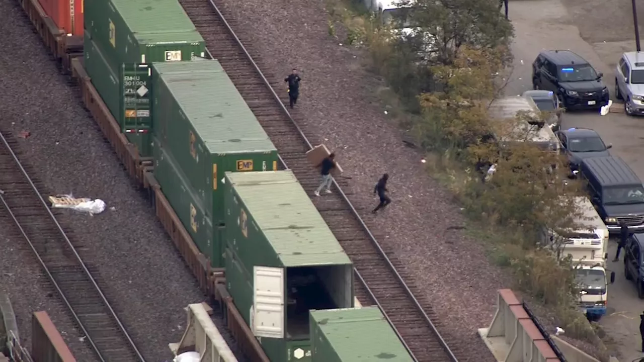 Video: Groups steal boxes off freight trains in Chicago, halting Metra traffic