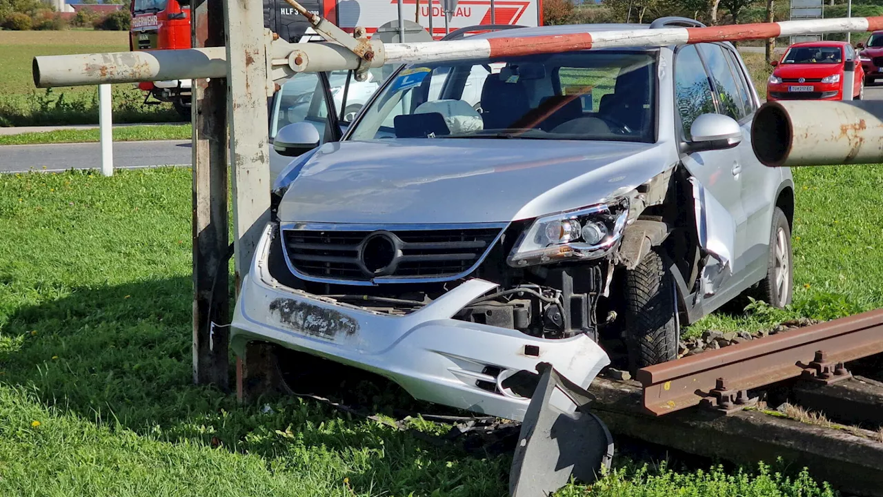 Michelhausen: Auto krachte gegen Deko-Bahnschranken im Kreisverkehr