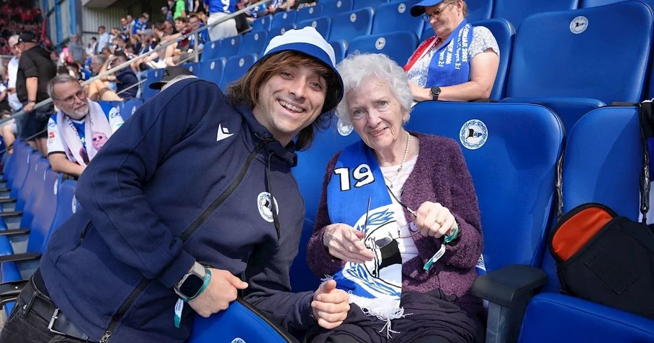 Diese Männer ersteigerten einen Platz neben Arminia-Legende Fabian Klos