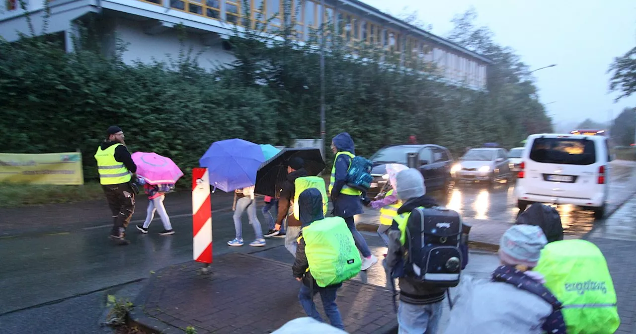 Elterninitiative bringt Schüler in der dunklen Jahreszeit sicher zur Grundschule Enger-Mitte