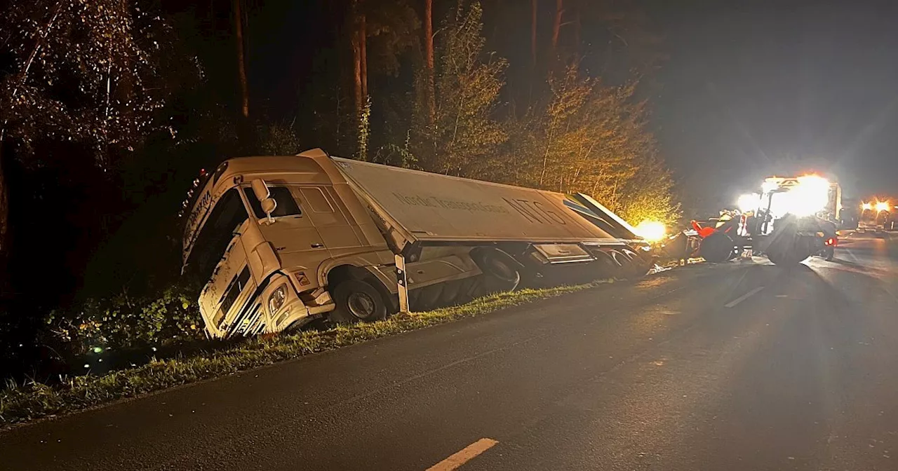 Lkw mit Wurstwaren sorgt in der Nacht für stundenlange Straßensperrung in Gütersloh