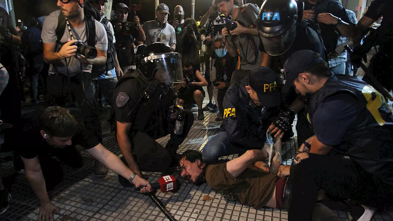 Los entrenamientos de las fuerzas de seguridad de Bullrich para golpear, gasear y lastimar a manifestantes