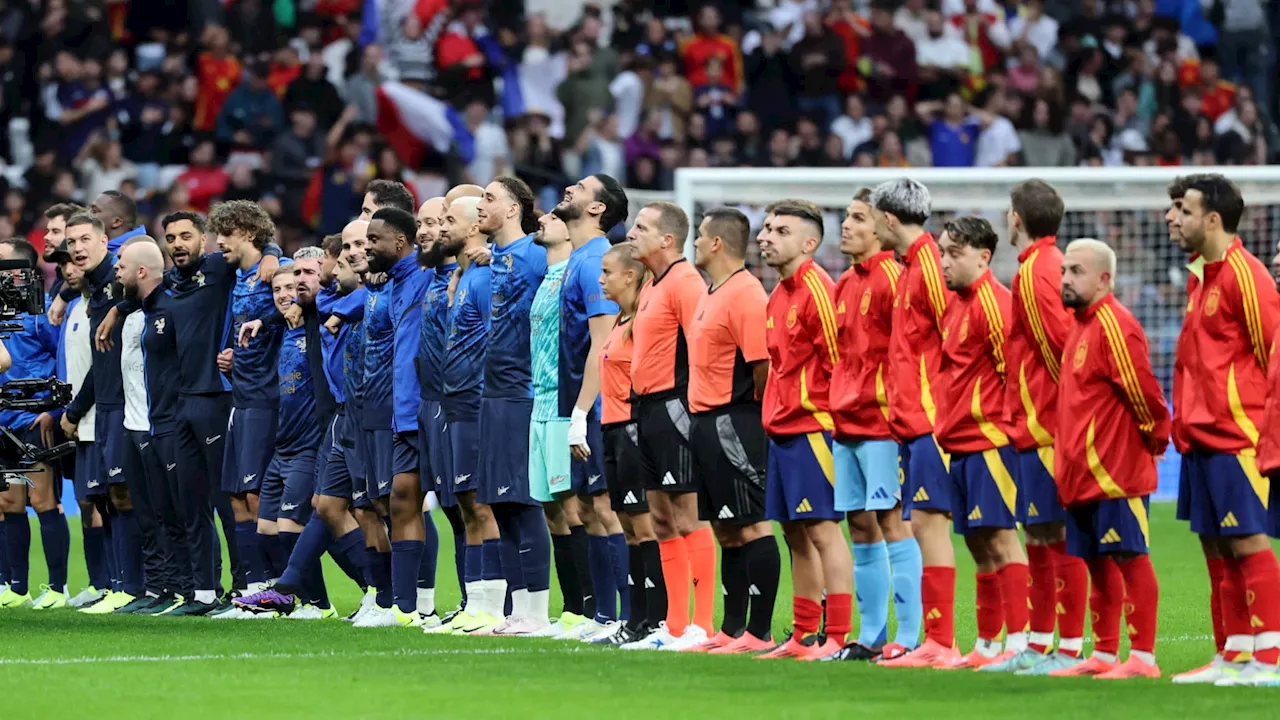 Yannou et Alonz brandissent le drapeau de la Palestine après le match Espagne-France des streamers