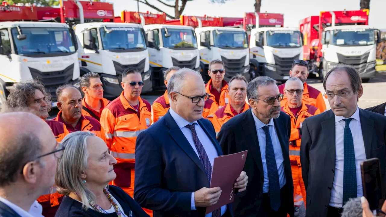 Rifiuti, 373 nuovi mezzi di Ama per pulire le strade di Roma: "Operativi entro sei mesi"