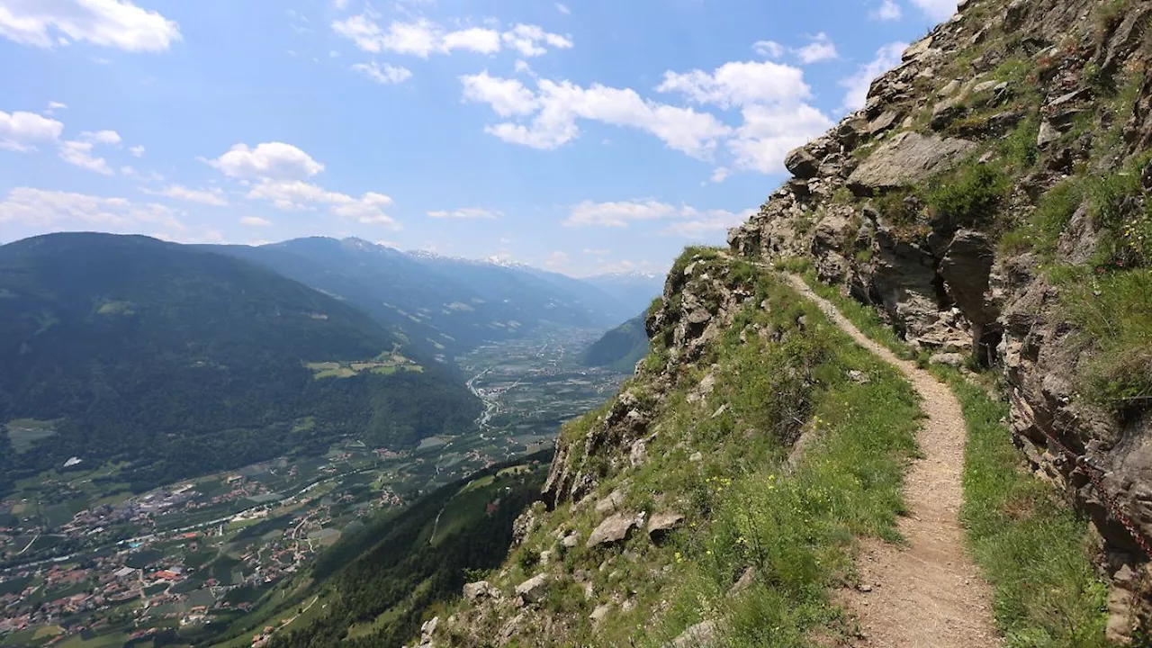 Tragödie am Vellauer Felsenweg: Deutscher Wanderer stürzt vor Augen seiner Frau in den Tod