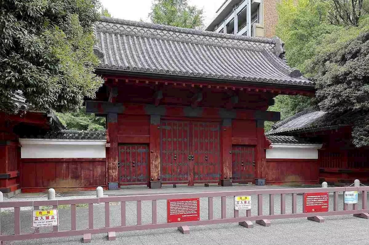 Famous red gate at University of Tokyo said in danger of collapse in case of earthquake or strong wind; reinforcement work planned