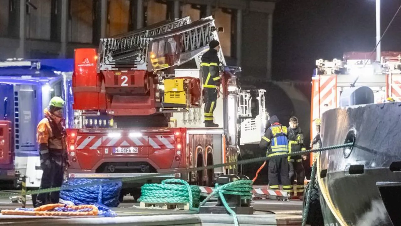 Schiffsbrand: Nach Brand auf Tankschiff beginnen Ermittlungen