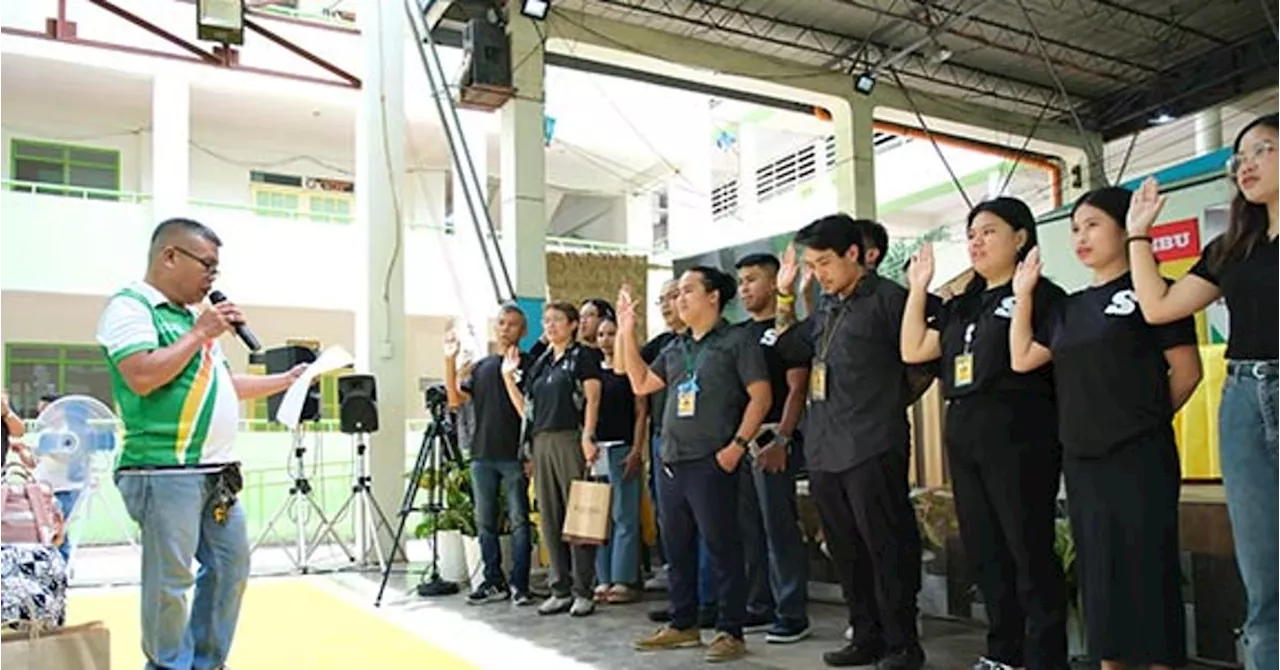 Maintenance worker leads journalists’ oath