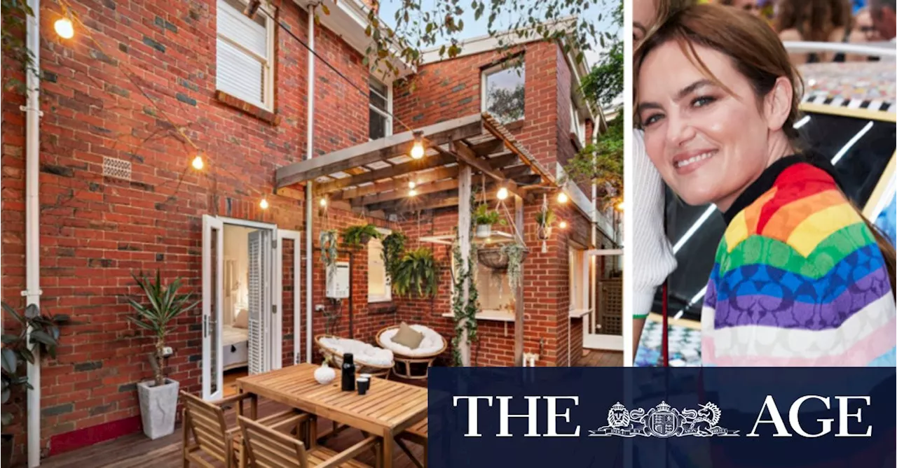 Singer Julia Stone’s St Kilda East unit sells after auction for $925,000