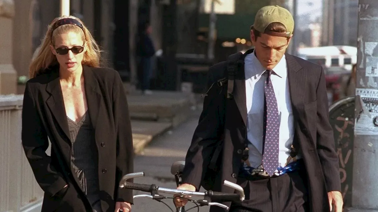 I look di Carolyn Bessette-Kennedy a cui ispirarsi, ora che alcuni suoi vestiti andranno all'asta