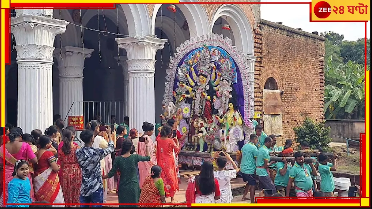 Durga Puja Special: আজও ছাব্বিশ বেয়ারার কাঁধে চড়েই ইছামতীতে বিসর্জিতা হন টাকির পুববাড়ির প্রতিমা...