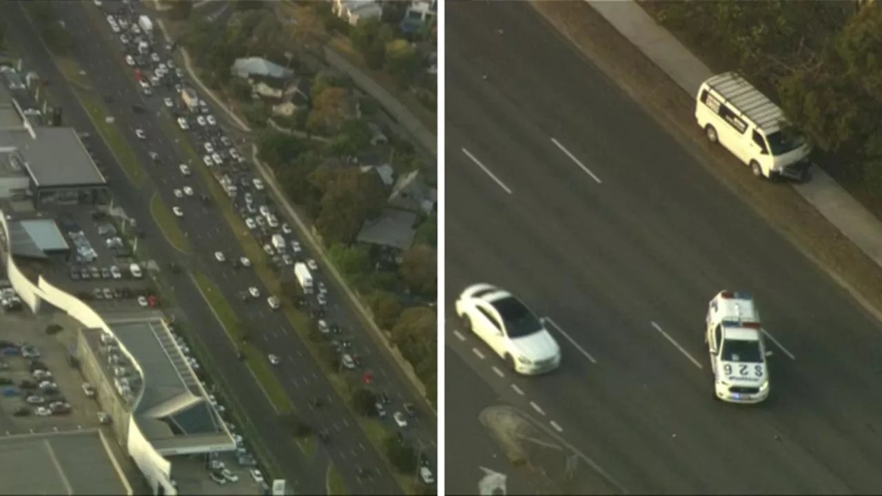 Serious collision closes all citybound lanes of the Nepean Hwy at Elsternwick