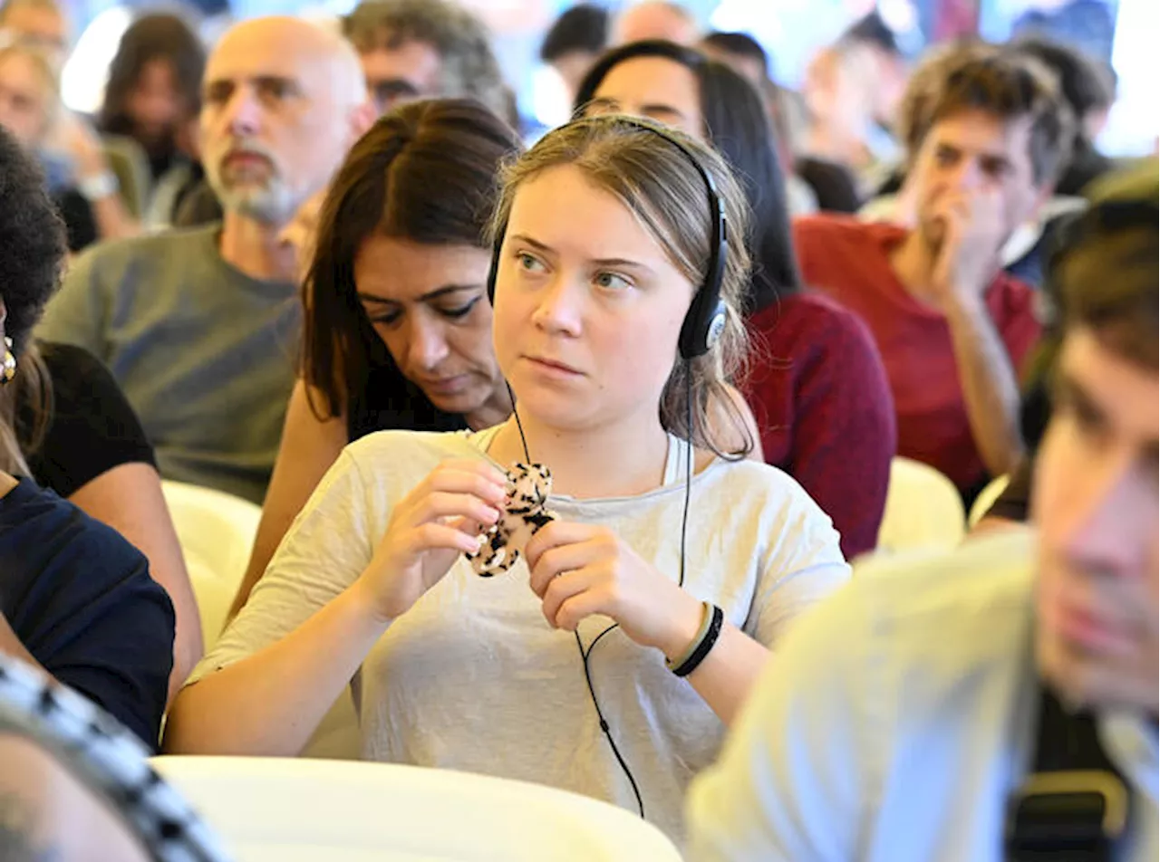 Greta Thunberg se reúne com operários de fábrica na Itália