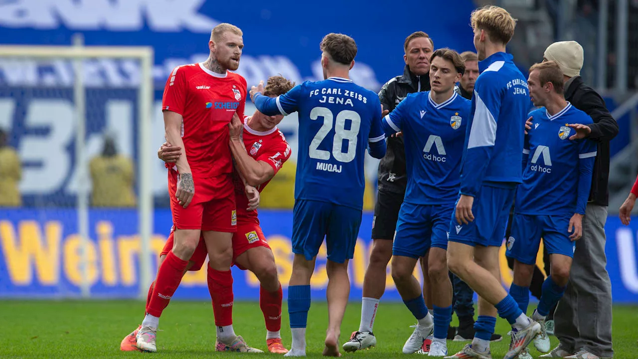 Fußball: Deshalb kam es bei Carl Zeiss Jena gegen Rot-Weiß Erfurt zur Rudelbildung