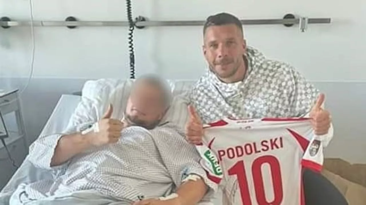 Lukas Podolski besucht niedergestochenen Fan (32)