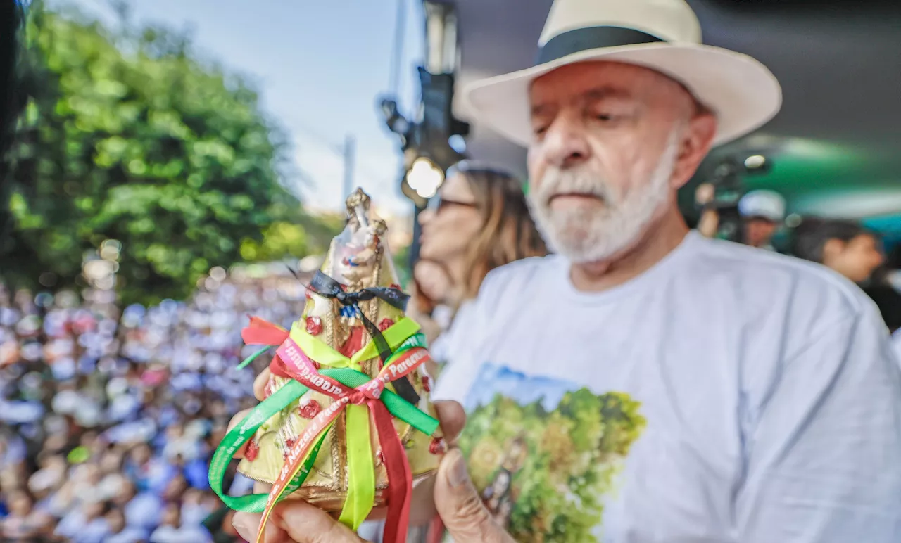 No Círio, Lula recebe imagem de Nossa Senhora de Nazaré de devoto